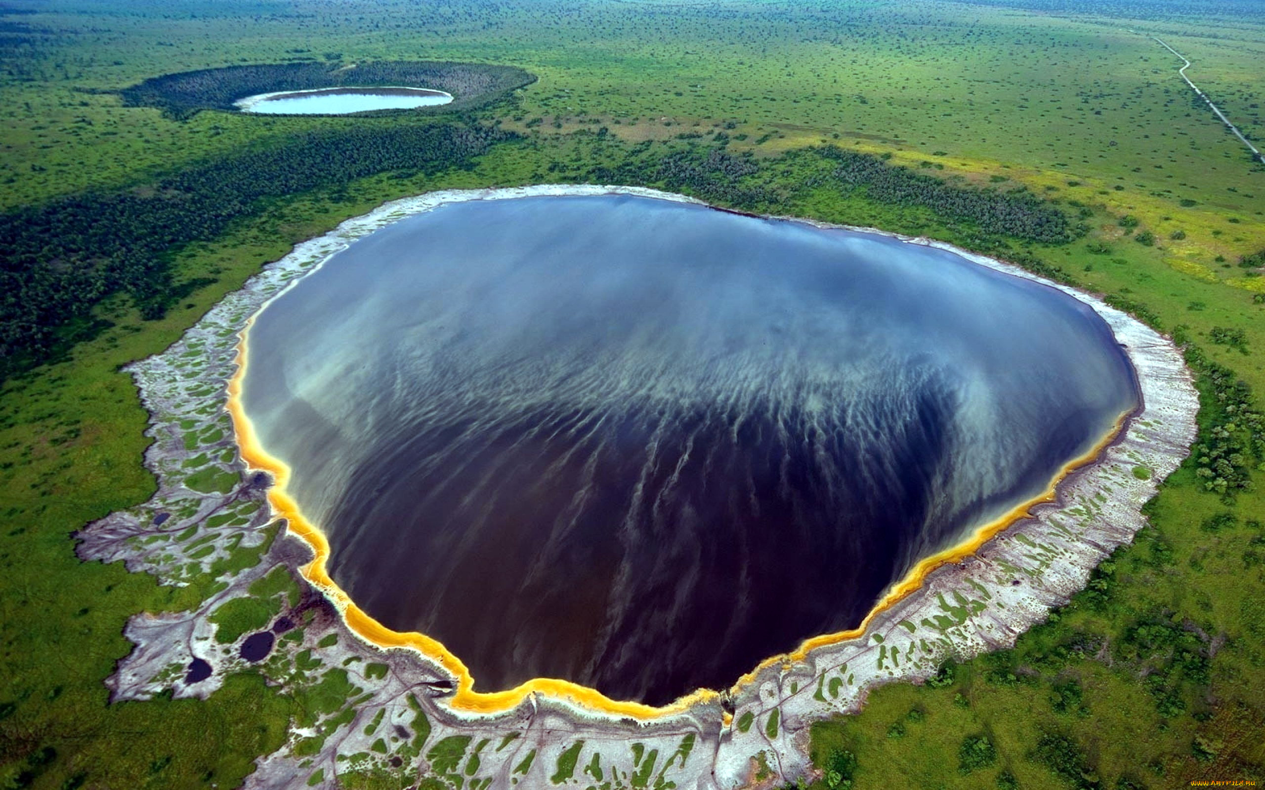 Кратерное озеро Альбертина рифт- Африка.